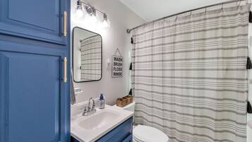 Secador de cabelo, toalhas de banho, sabonete, shampoo