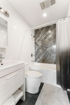 Secador de pelo, jabón y papel higiénico