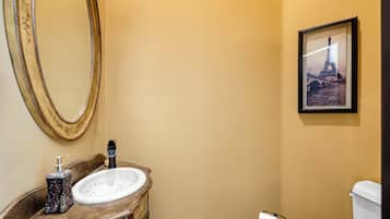 Artículos de tocador ecológicos, secador de pelo, toallas, jabón