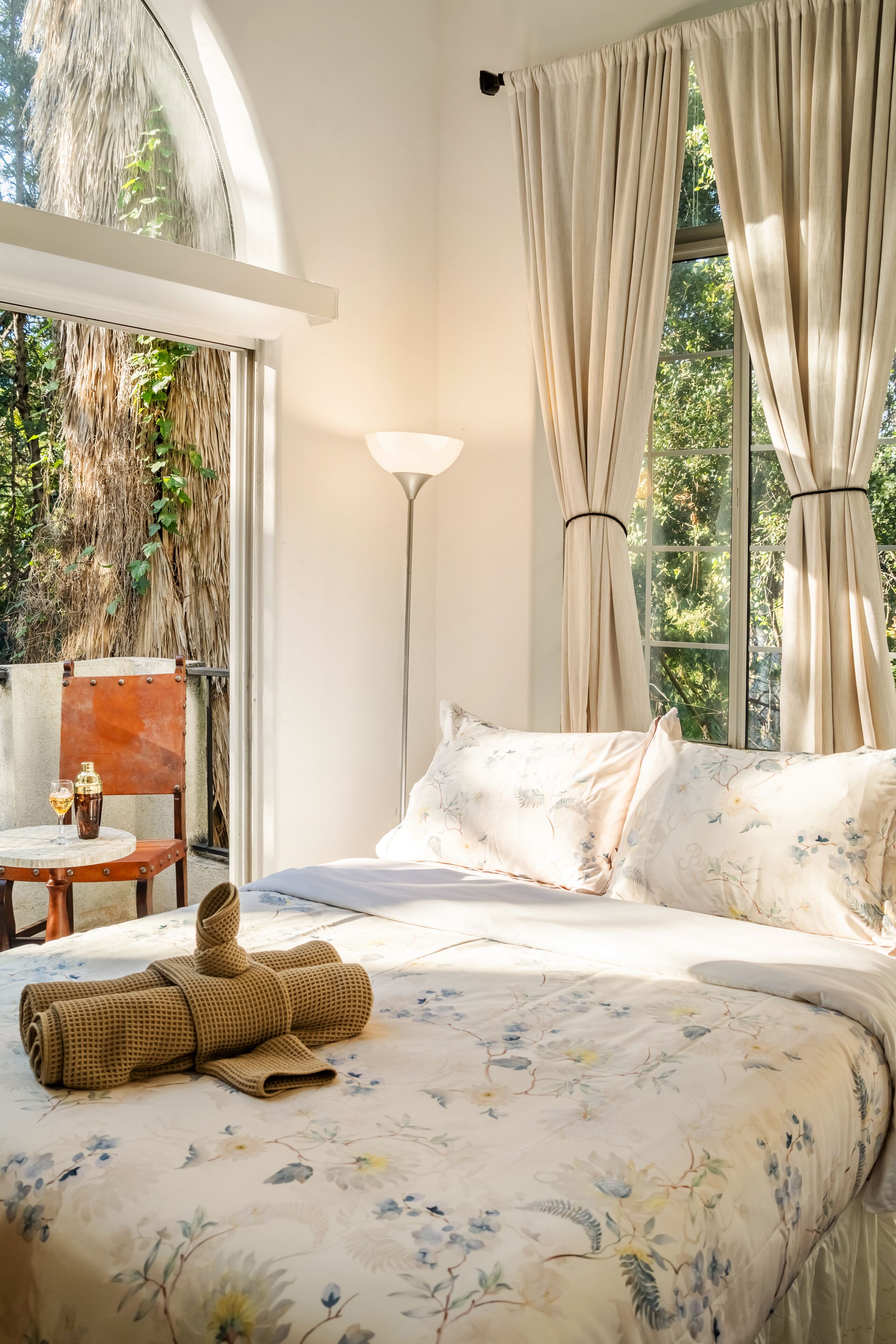 3 quartos, escrivaninha, ferros/tábuas de passar roupa