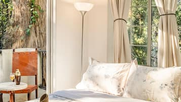 3 quartos, escrivaninha, ferros/tábuas de passar roupa