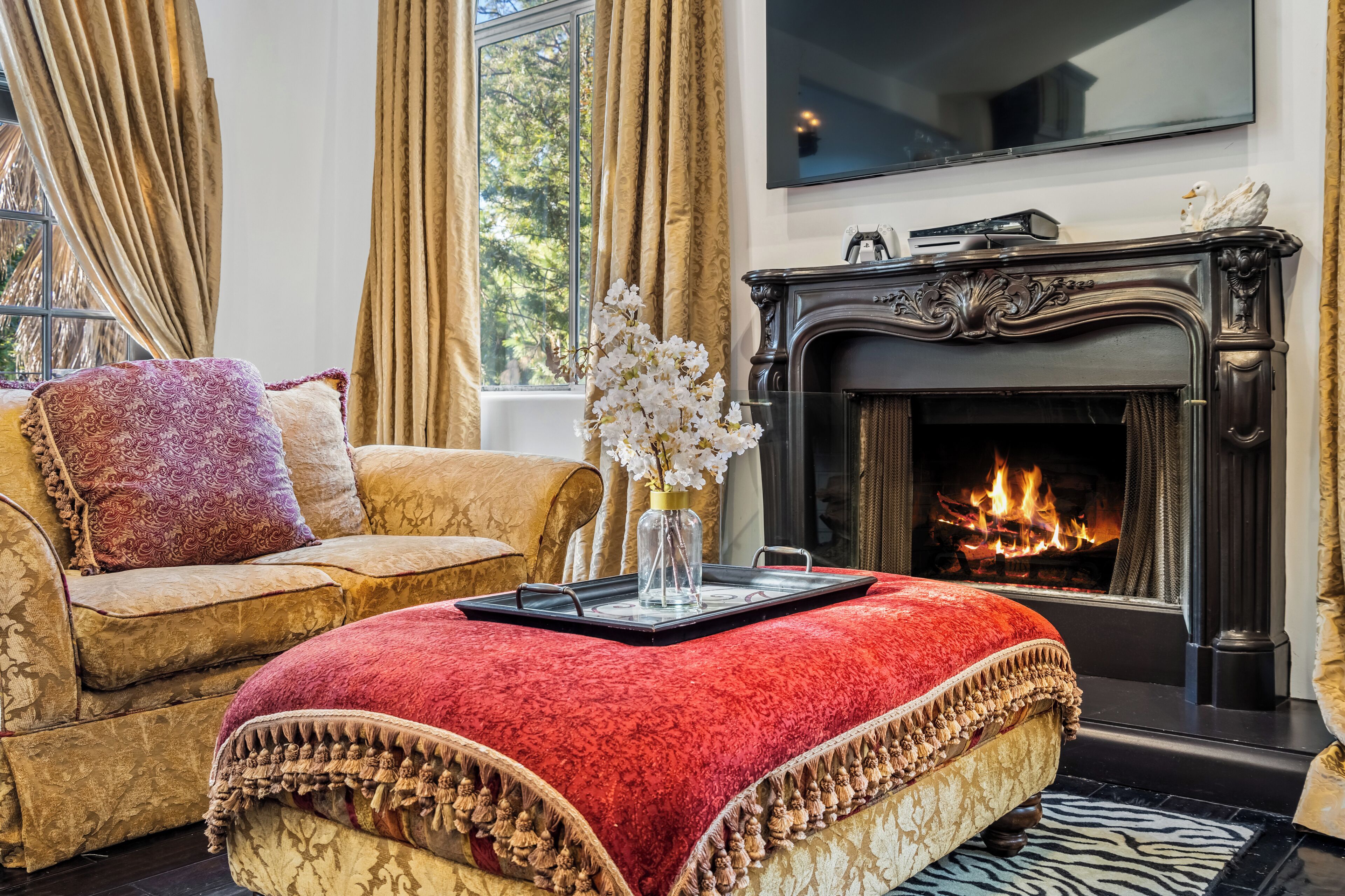 TV connectée, cheminée, jeux vidéo, lecteur de DVD