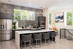 Fridge, microwave, oven, stovetop - Sleeps 20! Luxury Twin Bldg Near Dtown: Pet-Friendly (HOUSTON)