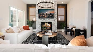 Smart-TV, Kamin, Bücher, Arbeitsbereiche