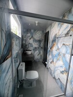 Ducha, secador de pelo, toallas, papel higiénico