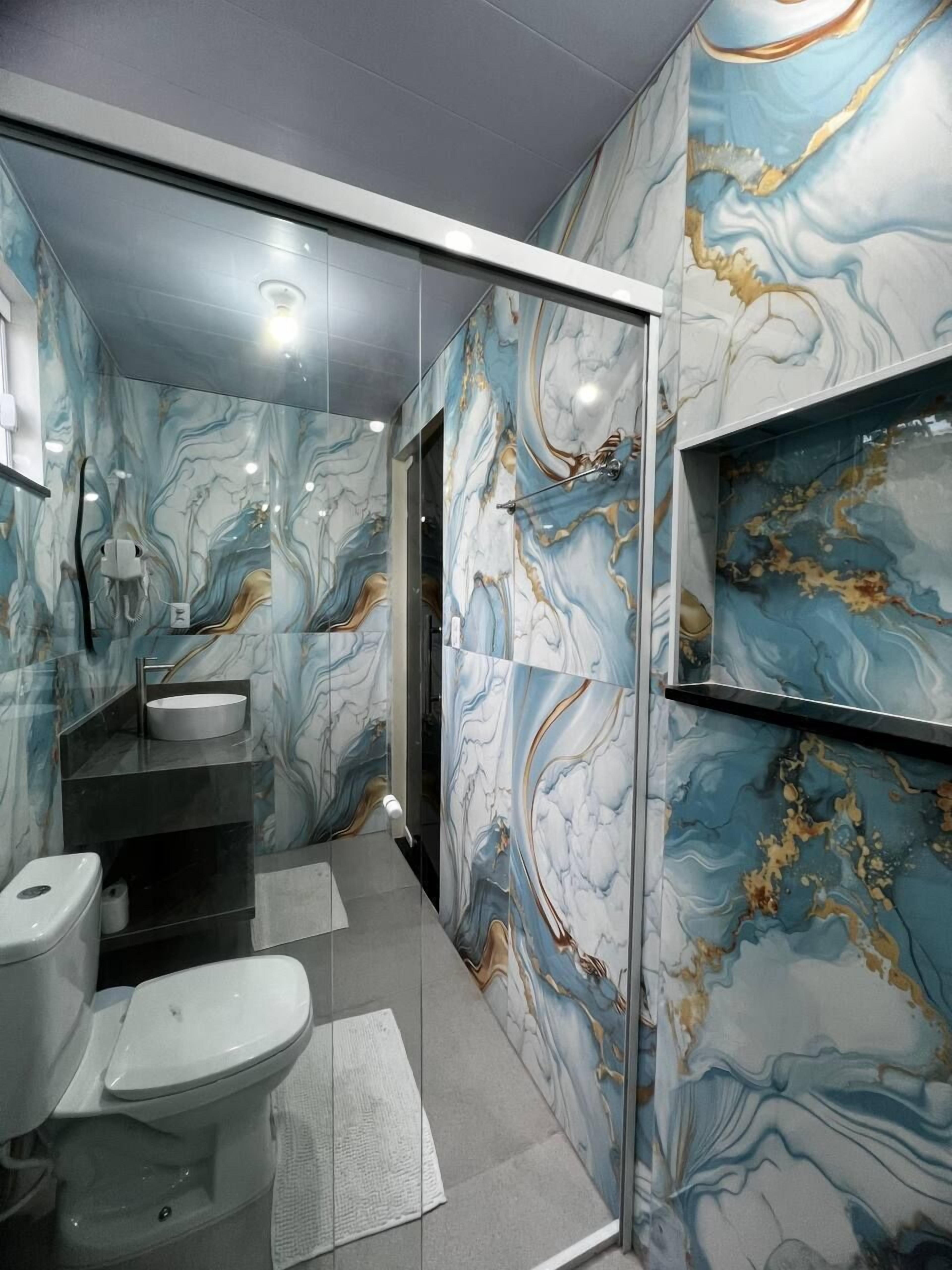 Suite Confort | Baño | Regadera, secadora de cabello, toallas, papel de baño 