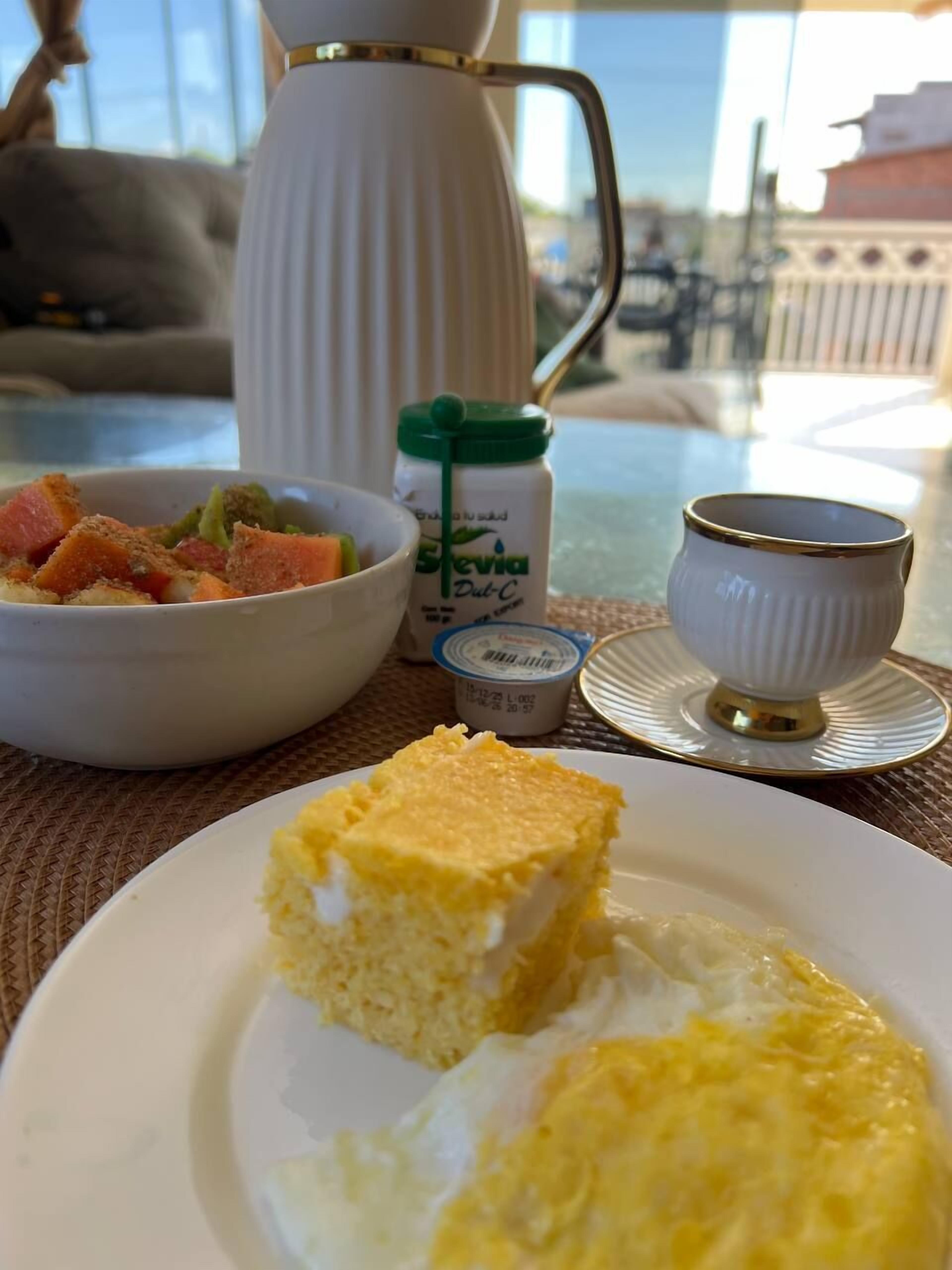 Café da manhã feito na hora grátis todos os dias