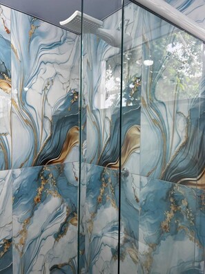 Comfort Suite | Bathroom | Shower, hair dryer, towels, toilet paper