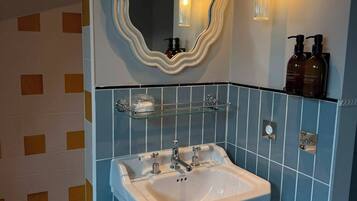Habitación Confort doble | Baño | Artículos de higiene personal gratuitos, secador de pelo y toallas