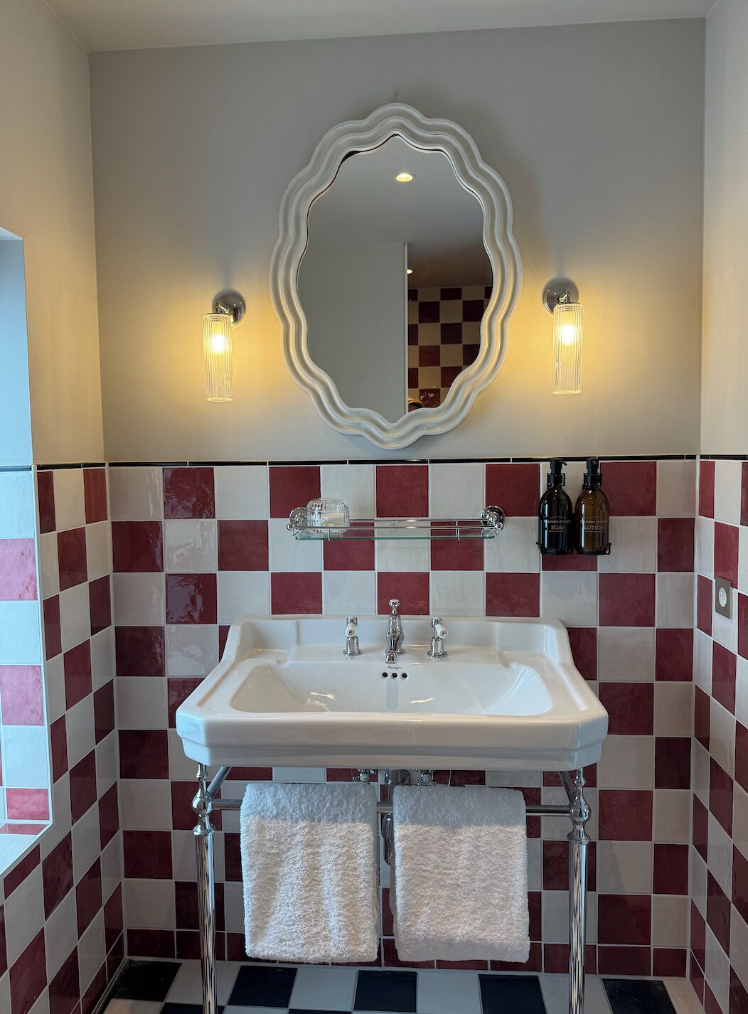 Articles de toilette gratuits, sèche-cheveux, serviettes fournies, savon