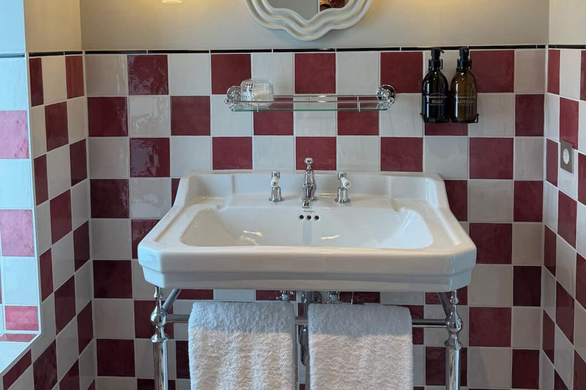 Kostenlose Toilettenartikel, Haartrockner, Handtücher, Seife