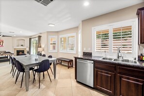 Dining - Heated Pool/Spa • Game Room • Arcades • King Beds • 20 Guests (Las Vegas)