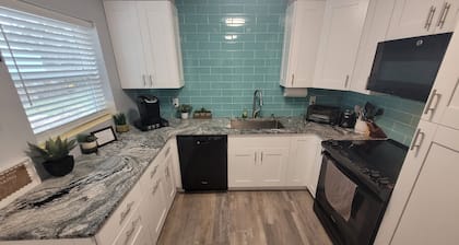 Cozy Cottage Sleeps 8 close to the World Equestrian Center