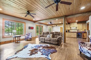 Een televisie en een open haard