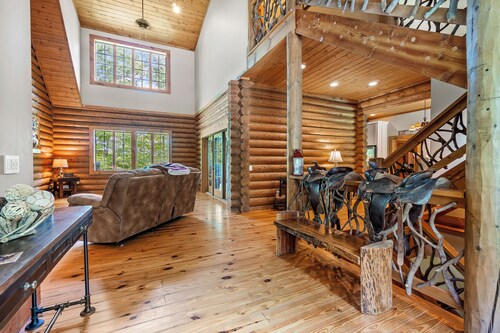 Gorgeous WATER front 4-bedroom cabin in perfect Fall Creek Falls, TN