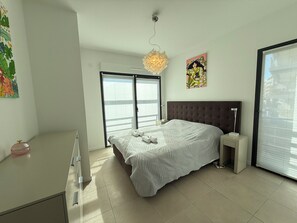 Travel cot, WiFi, bed sheets