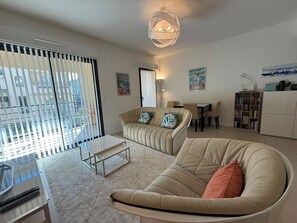 TV - Superb apartment for 4 – Sea view & terrace – Private parking (Antibes)