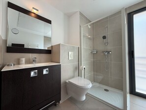Shower, towels - Superb apartment for 4 – Sea view & terrace   – Private parking (Antibes)