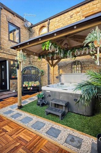 Cosy Barn Retreat |  Hot Tub and private driveway