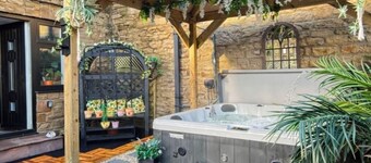 Cosy Barn Retreat |  Hot Tub and private driveway