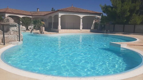 Charming 2-bedroom house in tranquil Homps with AC and fitness room