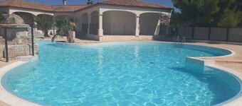 Charming 2-bedroom house in tranquil Homps with AC and fitness room