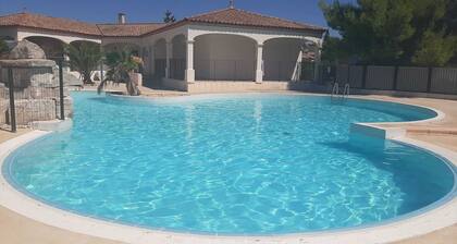 Charming 2-bedroom house in tranquil Homps with AC and fitness room