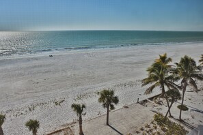 Am Strand, Liegestühle, Strandtücher