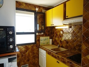 Fridge, microwave, oven, stovetop - The "STUDIO BLEU" on the 3rd floor with a 360° VIEW. (Le Barcarès)