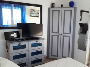 1 bedroom, iron/ironing board, free WiFi - The "STUDIO BLEU" on the 3rd floor with a 360° VIEW. (Le Barcarès)
