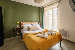 1 slaapkamer, een bureau, een strijkplank/strijkijzer, gratis wifi