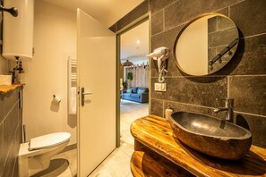 Dusche, Haartrockner, Handtücher, Toilettenpapier