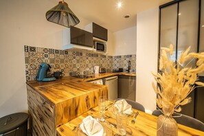 Kühlschrank, Mikrowelle, Herdplatte, Wasserkocher mit Kaffee-/Teezubehör