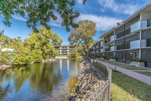 Property grounds - Beach Tyme Retreat - Park Shore Resort Near Beach (Naples)