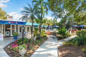 Outdoor dining - Beach Tyme Retreat - Park Shore Resort Near Beach (Naples)