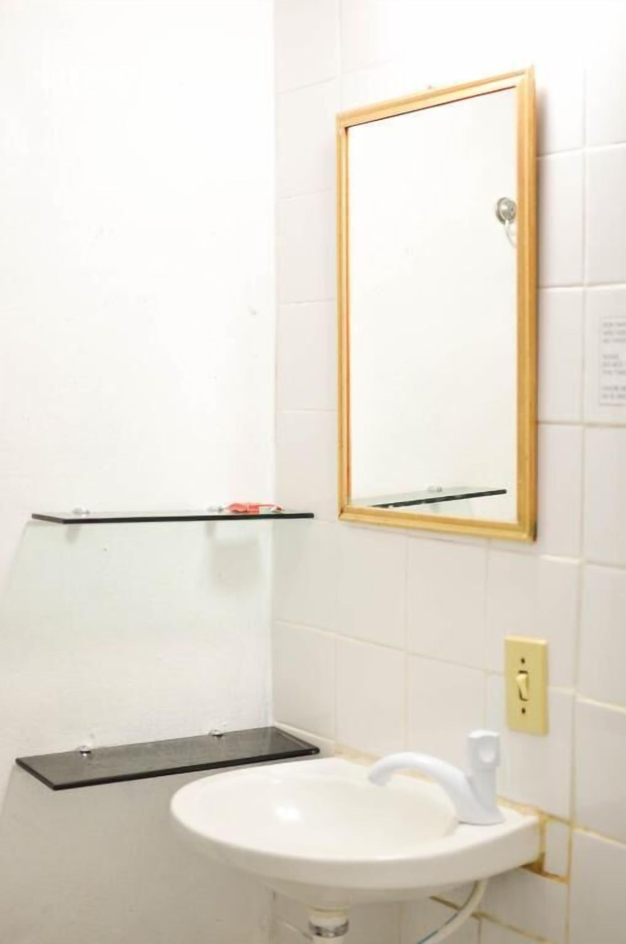 Dusj, håndklær, såpe og toalettpapir