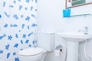 Shower, towels, soap, toilet paper - Pousada Sossego (Armação dos Búzios)