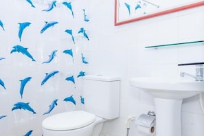 Quarto casal, vista para o jardim | Banheiro | Chuveiro, toalhas de banho, sabonete, papel higiênico