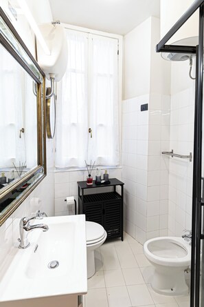 Shower, hair dryer, bidet, towels - Elegant apartment 100 Mt from Trevi Fountain for couples and families (Roma)