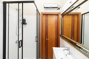 Douche, sèche-cheveux, bidet, serviettes fournies