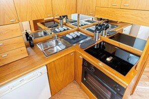 Microwave, oven, stovetop, dishwasher - Elegant apartment 100 Mt from Trevi Fountain for couples and families (Roma)