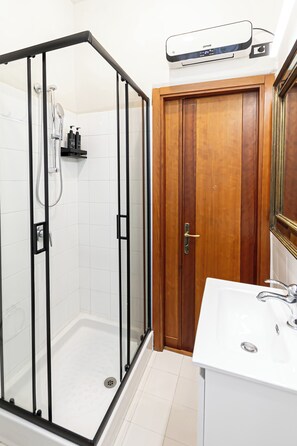 Douche, sèche-cheveux, bidet, serviettes fournies