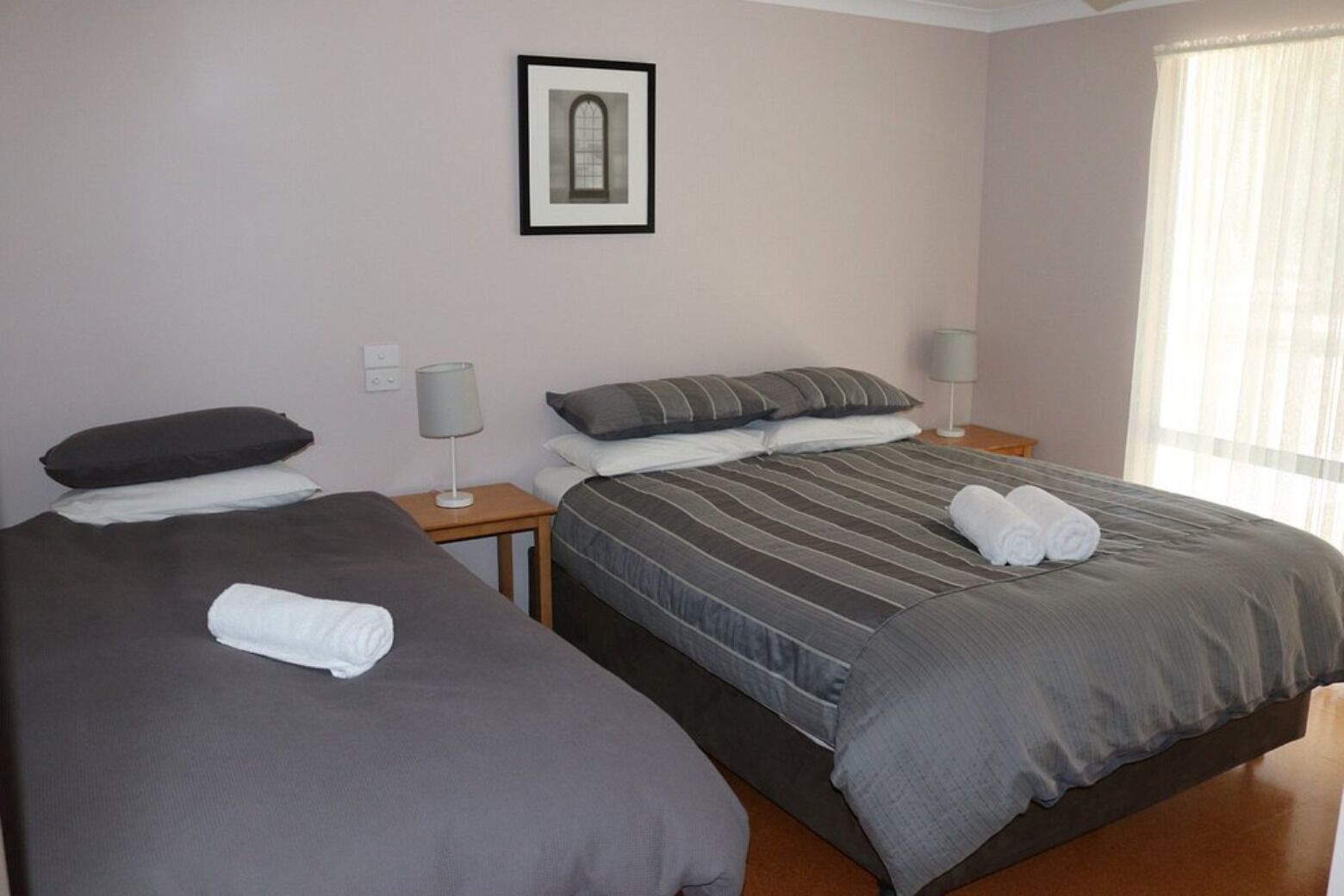 Familien-Dreibettzimmer, Gartenblick | Laptopgeeigneter Arbeitsplatz, kostenloses WLAN