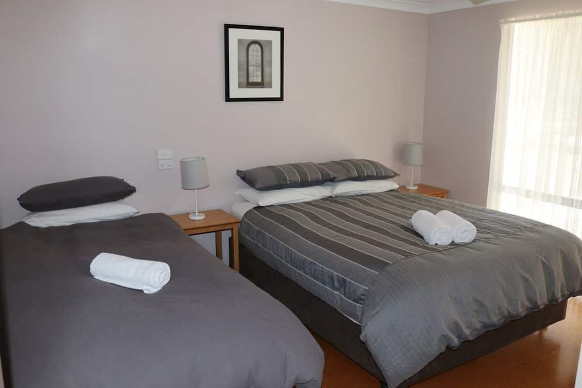 Familien-Dreibettzimmer, Gartenblick | Laptopgeeigneter Arbeitsplatz, kostenloses WLAN