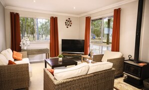 Luxury-Zimmer, eingeschränkter Seeblick | Wohnbereich