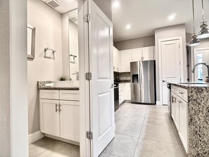 Fridge, microwave, oven, stovetop - Townhouse with 4 Ensuite Bedrooms Near Disney and Free Clubhouse (Kissimmee)