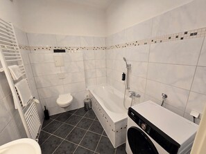Hair dryer, towels, soap, shampoo - Cozy 75m² apartment + parking space and balcony (Chemnitz)