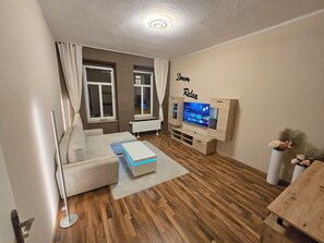 Smart TV, books - Cozy 75m² apartment + parking space and balcony (Chemnitz)