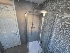 Dusche, Handtücher, Toilettenpapier