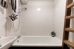 Shower, hair dryer, towels - Kensal Green One Bedroom Close to Ladbroke Grove - Sleeps 3 People - Pass the Keys (London)